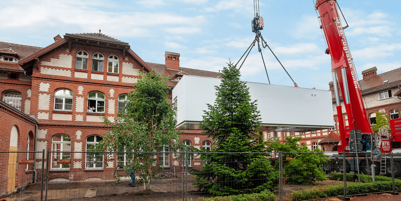 Crane lift narrow Crane lifting Nordic Modular Solution into place